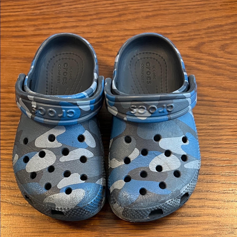 CROCS Kids Blue and Gray Camo Sandals